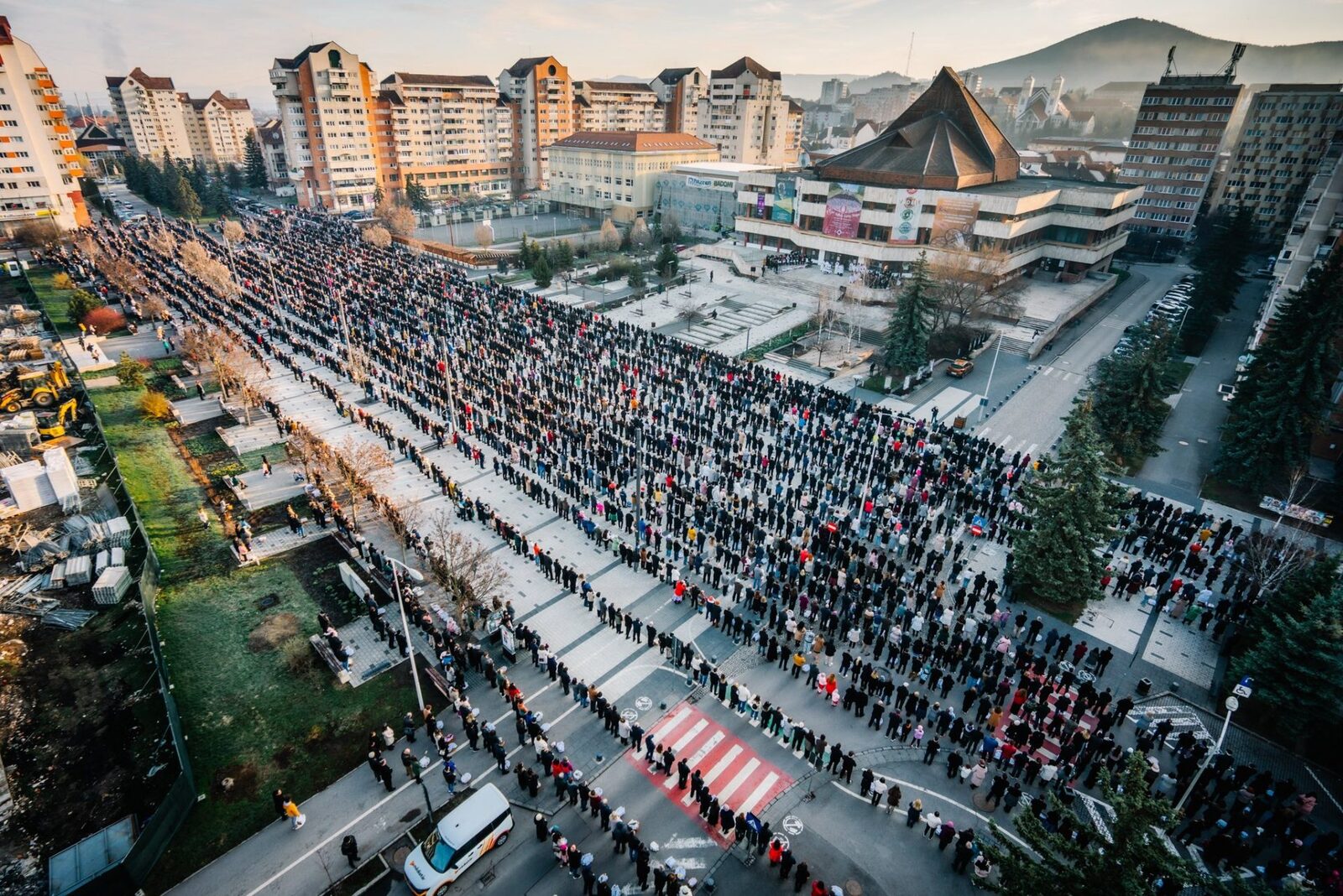 Mii de credincioși din Miercurea Ciuc s-au adunat duminică în centrul orașului pentru a participa la tradiția sfințirii bucatelor de Paște, eveniment reflectat în fotografii postate de liderul UDMR, Kelemen Hunor, pe pagina de Facebook