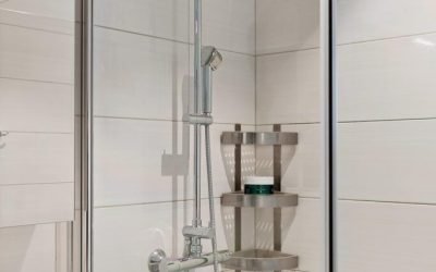 Curățarea geamului cabinei de duș, o sarcină aparent minoră, devine esențială pentru menținerea aspectului intact al băii și prevenirea deteriorărilor pe termen lung