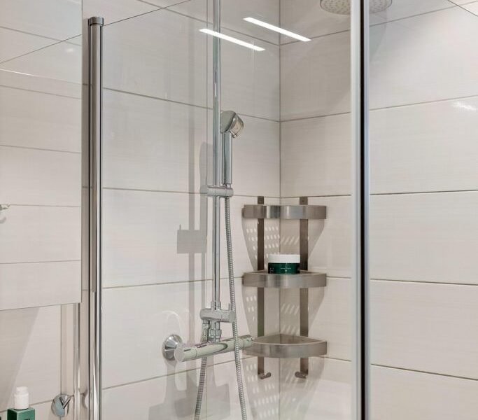 Curățarea geamului cabinei de duș, o sarcină aparent minoră, devine esențială pentru menținerea aspectului intact al băii și prevenirea deteriorărilor pe termen lung