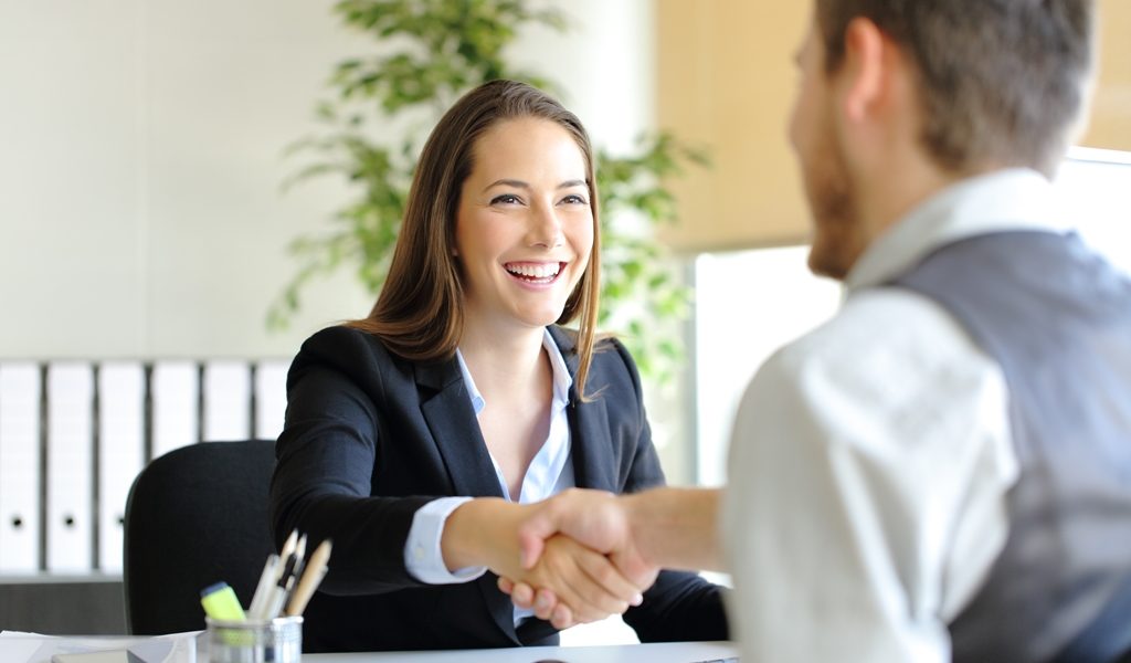 Câte ore de muncă și socializare te fac mai fericit