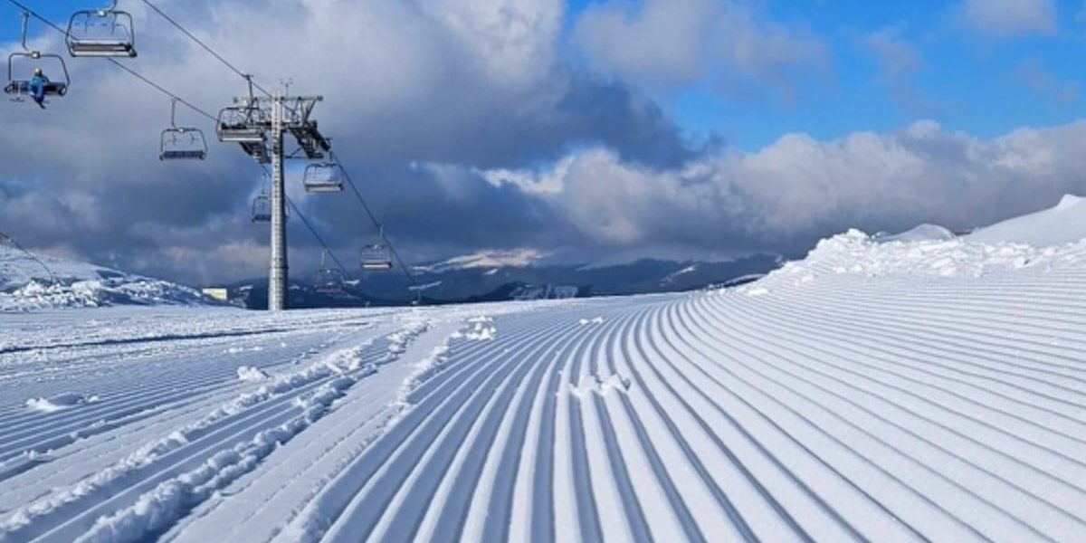 În ciuda vremii de primăvară, pasionații de sporturi de iarnă încă se pot bucura de zăpadă pe pârtiile din România