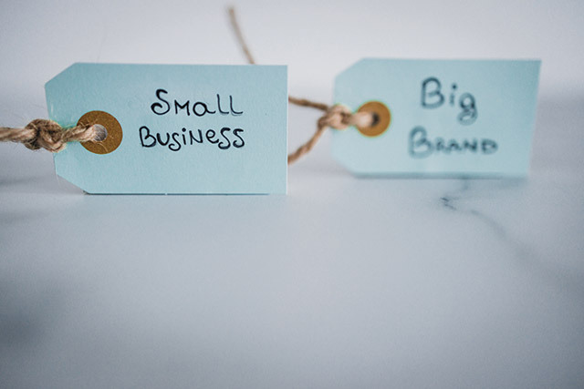 Brandurile mici, locale, înving multinaționalele în România: strategia „David vs. Goliat”