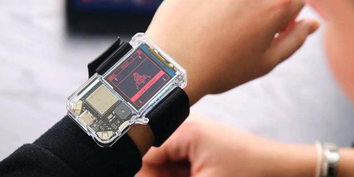 Ceasul Artemis Watch 2.0 inspirat de NASA îi învață pe copii programarea cu Python