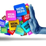 De ce stau românii pe social media doar să privească? Schimbarea online