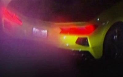 Șoferul unui Corvette a fugit de Poliție, dar s-a izbit de un copac