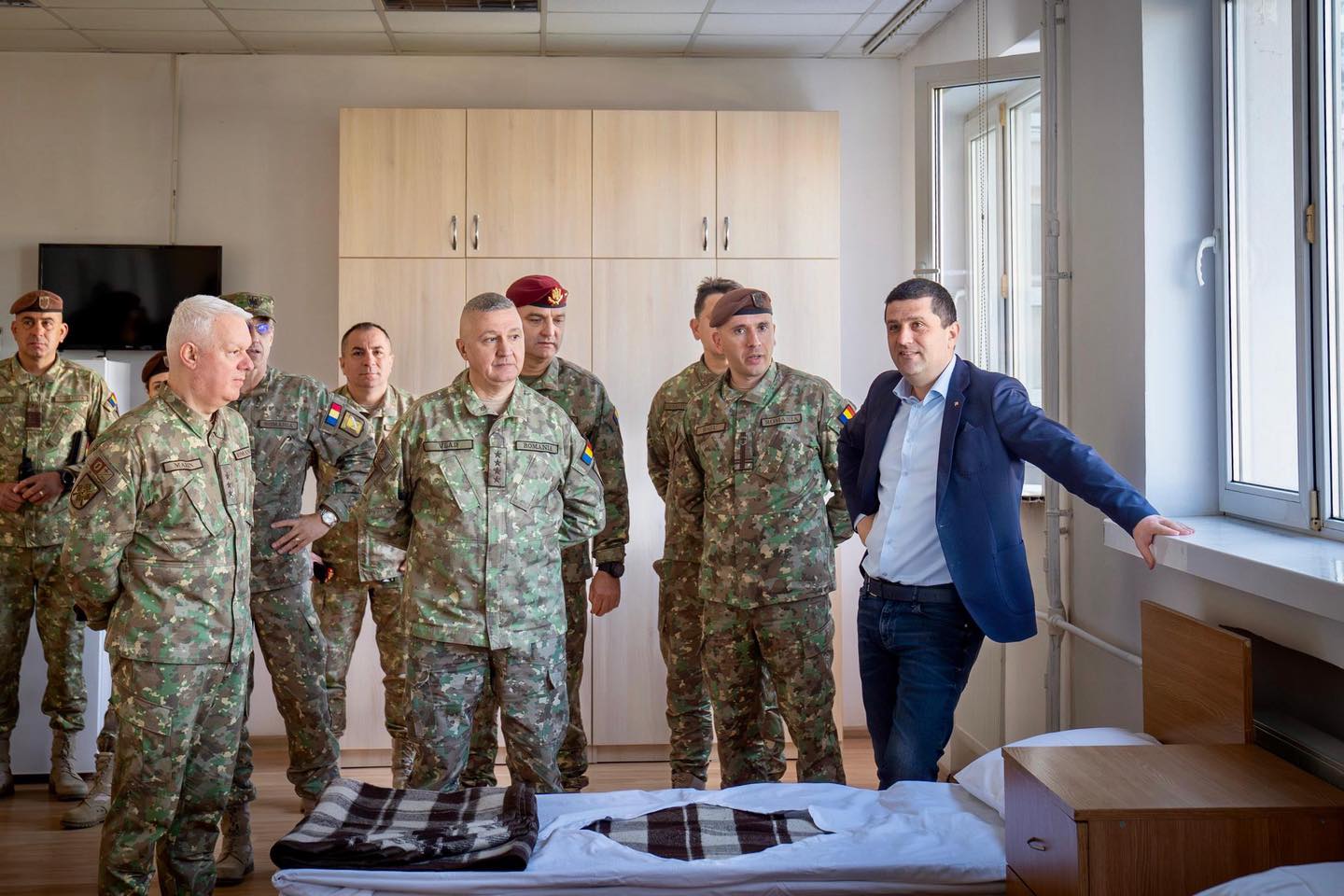 Ministrul apărării naționale Radu Miruță a vizitat Batalionul 265 Poliție Militară în cadrul programului de instruire SGVT Ministrul Apărării Naționale, Radu Miruță, a efectuat marți o vizită la Batalionul 265 Poliție Militară, una dintre unitățile militare unde se va desfășura procesul de instruire a soldaților și gradaților voluntari în termen (SGVT)