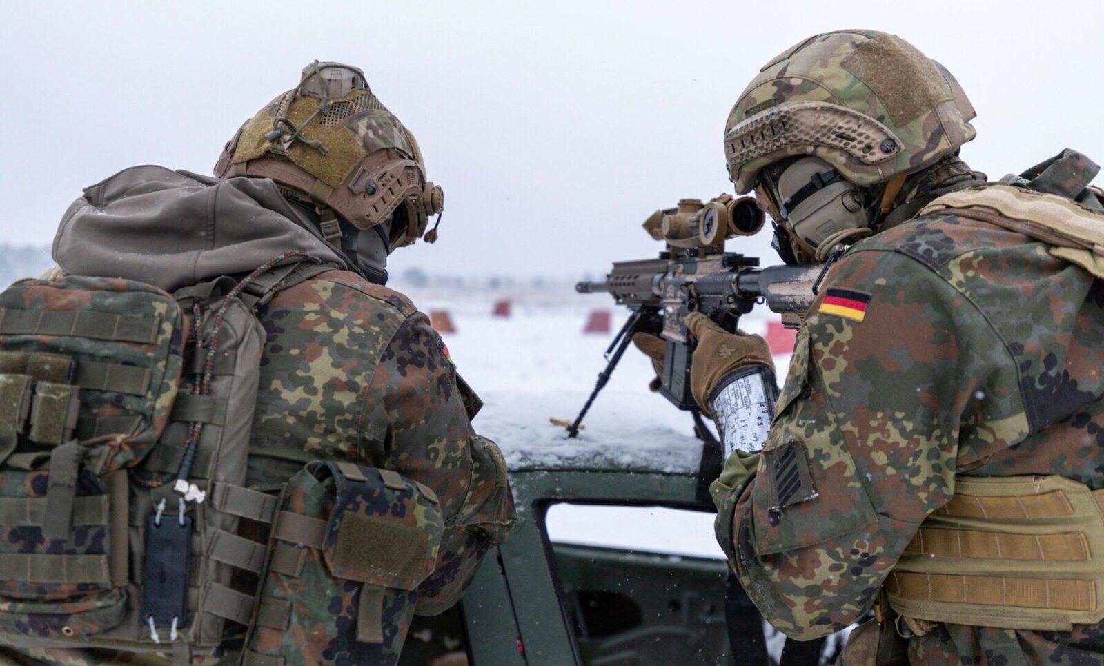 Forțele armate germane efectuează în prezent verificări legate de prevederea recent introdusă în legea serviciului militar, care impune bărbaților cu vârste între 18 și 46 de ani să obțină aprobarea autorităților militare înainte de a părăsi țara pentru perioade mai lungi de trei luni