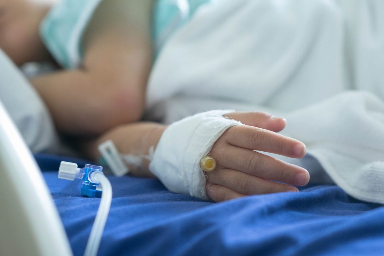Șoc în spital: Sute de copii, infectați cu HIV din cauza seringilor refolosite