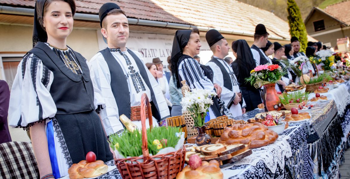 Sărbătoarea „Statu la vase” revine după Revoluție: Tradiția pentru tinerii căsătoriți