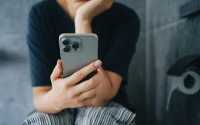 Folosirea telefonului mobil la toaletă devine o obișnuință tot mai frecventă, transformându-se adesea într-un gest reflex pentru mulți români
