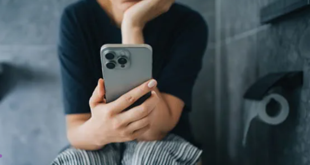 Folosirea telefonului mobil la toaletă devine o obișnuință tot mai frecventă, transformându-se adesea într-un gest reflex pentru mulți români