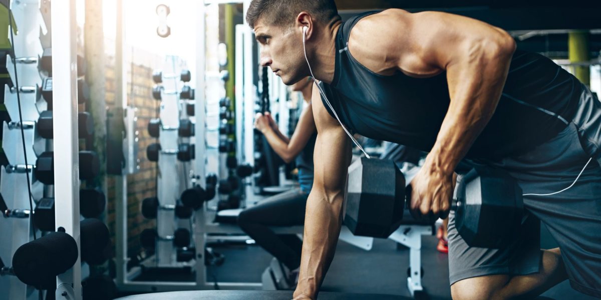 Tineri „modelați” și vite la îngrășat: legături șocante în România