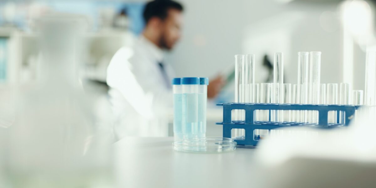 De ce să te înscrii într-un studiu clinic: Beneficii, riscuri, sfaturi esențiale