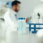 De ce să te înscrii într-un studiu clinic: Beneficii, riscuri, sfaturi esențiale