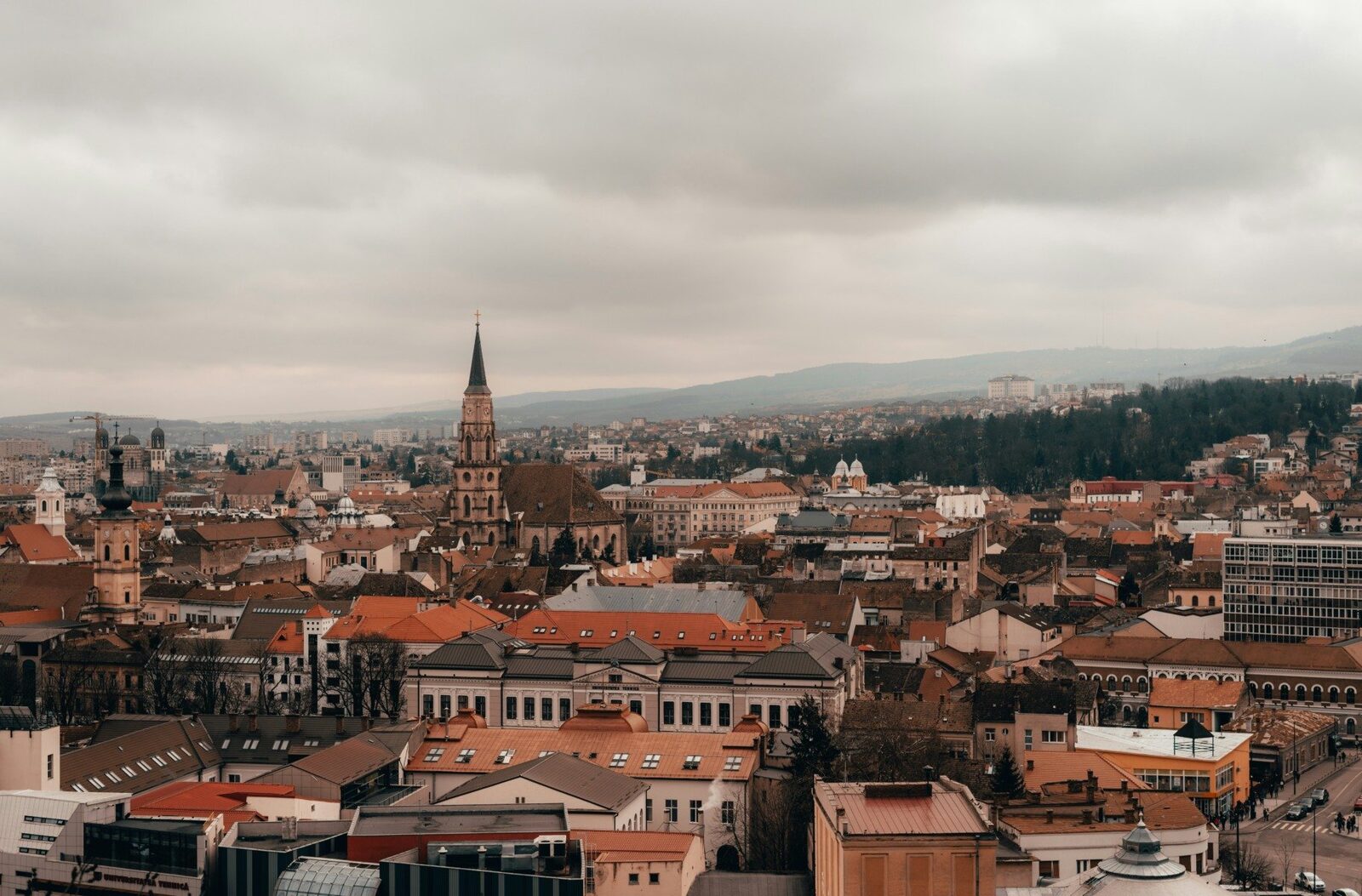 Un cuplu din Cluj a fost condamnat la închisoare pentru înșelăciune în domeniul construcțiilor Judecătoria Cluj-NAPOCA a pronunțat sentințe definitive de închisoare cu executare pentru un cuplu acuzat de înșelăciune