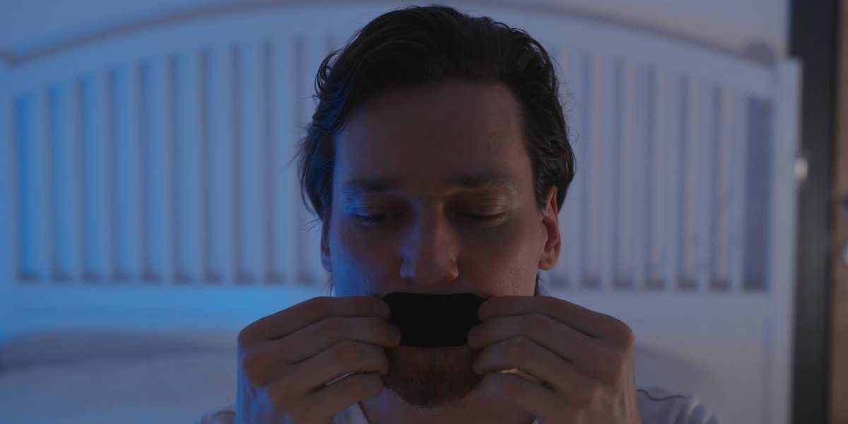 Medic șocant: Își lipește gura înainte de somn pentru un repaus perfect?