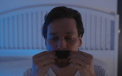 Medic șocant: Își lipește gura înainte de somn pentru un repaus perfect?