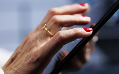 Este vital să fim precauți cu informațiile stocate pe telefoanele mobile, avertizează experții în securitate cibernetică