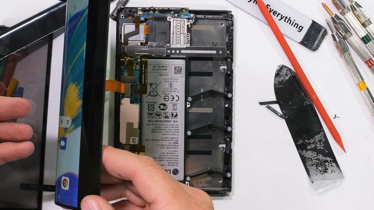 Unul dintre cele mai spectaculoase prototipuri de telefoane din ultimii ani, LG Rollable, a demonstrat, dincolo de eleganța ingineriei, limitele reale ale inovării hardware în domeniul dispozitivelor mobile