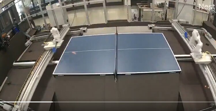 Robotul de Tenis Uimește: Jucători Experimentați, Căzuți la Picioare