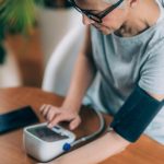 Tensiune matinală: Atenție, risc de AVC pentru seniorii din România