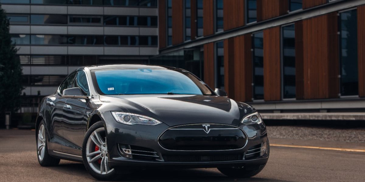 Femeie cumpără Tesla second-hand și primește o factură de 16.000 de dolari după două zile