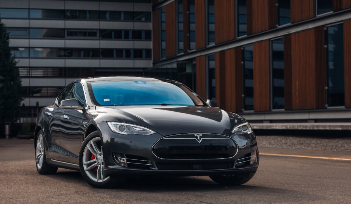 O femeie din Statele Unite s-a confruntat recent cu un scandal financiar major după ce a achiziționat o Tesla Model S din 2018, crezând că va economisi bani la combustibil