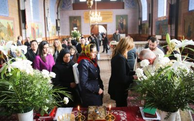 De ce se practica obiceiul trecerii pe sub masă în Vinerea Mare?