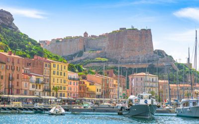 Turiști blocați în Corsica: Porturile, închise. Proteste violente din cauza motorinei