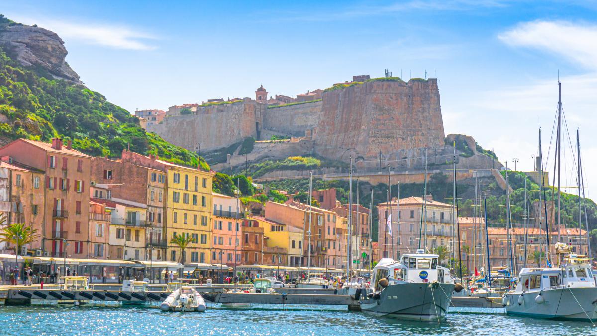 Turiști blocați în Corsica: Porturile, închise. Proteste violente din cauza motorinei