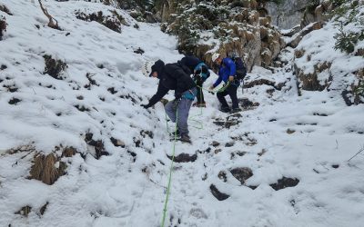 Doi turiști, salvați de jandarmi în Piatra Craiului: Misiune dificilă, reușită