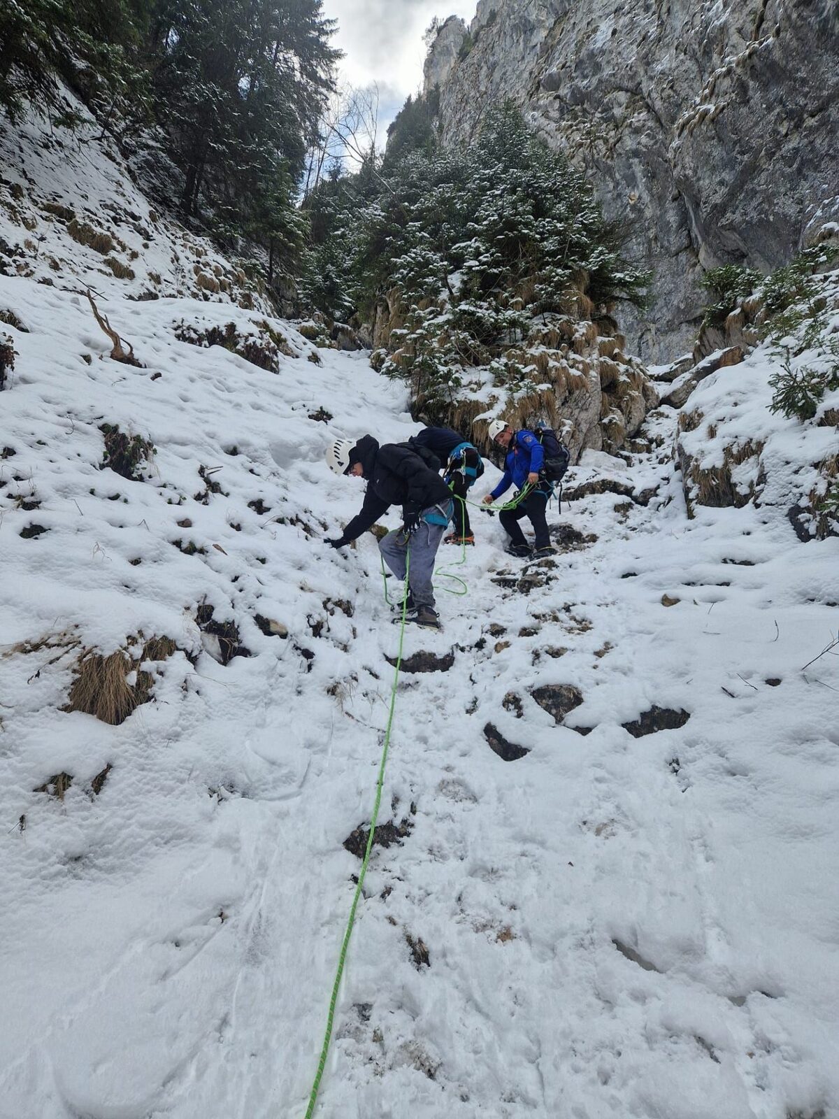 Doi turiști, salvați de jandarmi în Piatra Craiului: Misiune dificilă, reușită