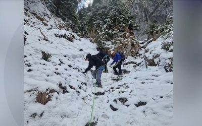 Turiștii neechipați, salvați din Piatra Craiului: S-au târât pe gheață