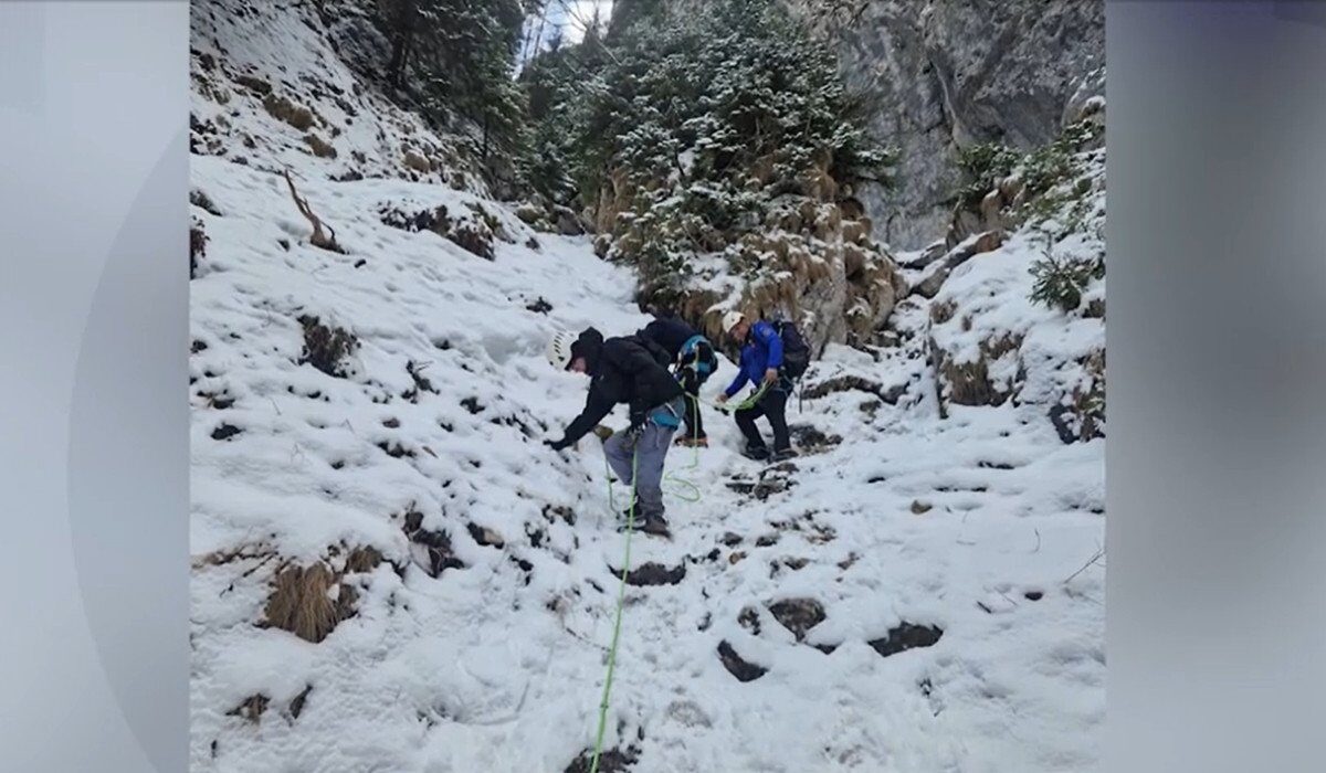 Turiștii neechipați, salvați din Piatra Craiului: S-au târât pe gheață