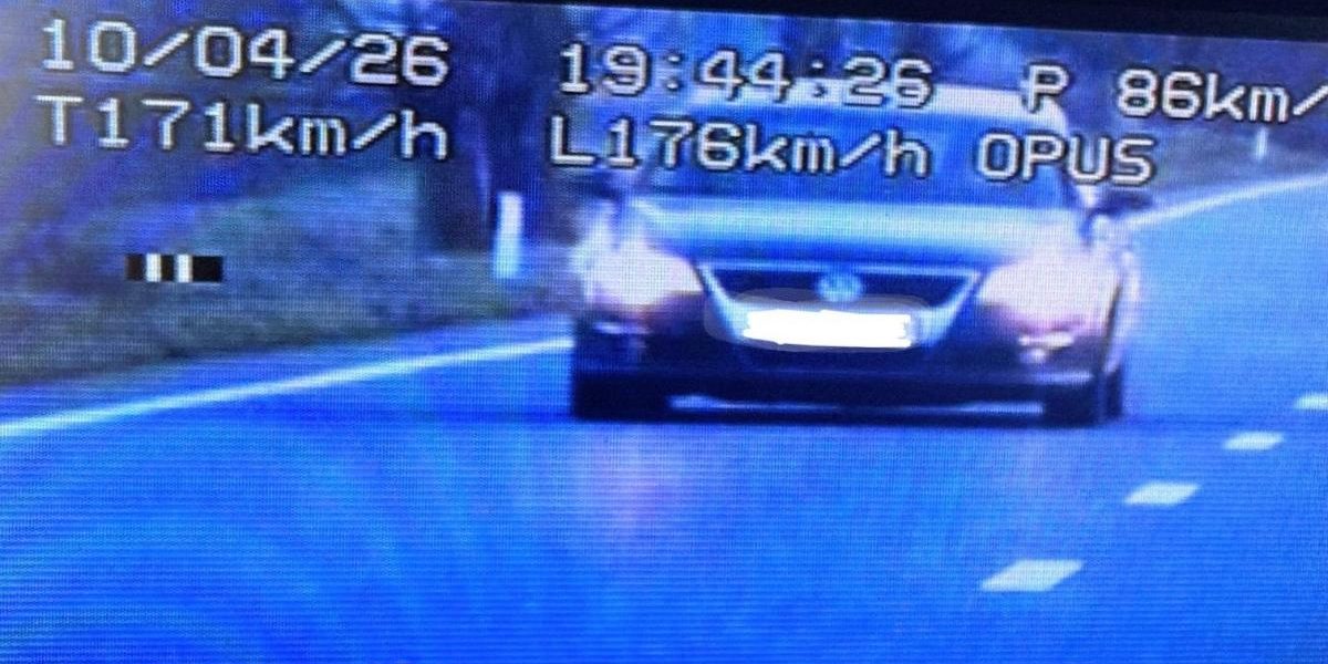Șoferiță, prinsă cu 176 km/h pe DN 38: „Se ard cozonacii”, zice!