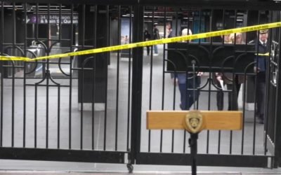 Bărbat împușcat mortal la metrou în NEW YORK, după ce a înjunghiat trei persoane