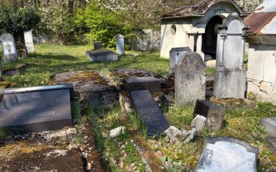 Monumente funerare vandalizate la cimitirul evreiesc din Reghin