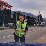Șofer amendat de polițistă nervoasă: „A fost verde!” sau „Galben, da?”