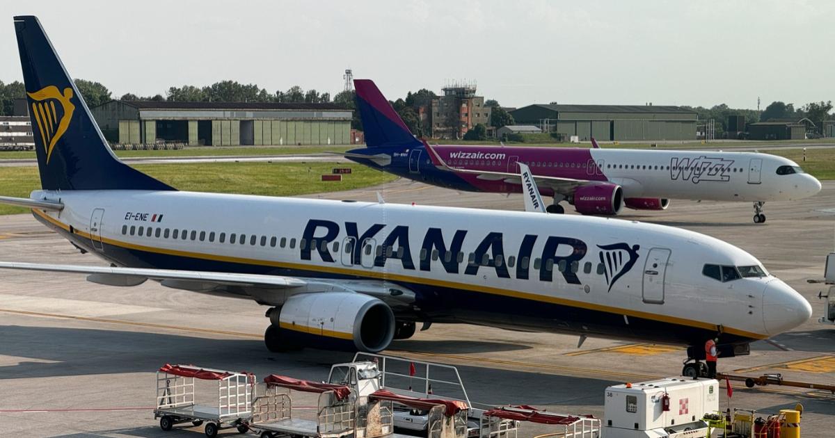 Restricții temporare la alimentarea cu combustibil pentru avioane în mai multe aeroporturi din Italia Pe fondul traficului intens de Paște, aeroporturile din Italia implementează restricții temporare la alimentarea cu combustibil pentru companiile aeriene, în special pentru Ryanair și Wizz Air