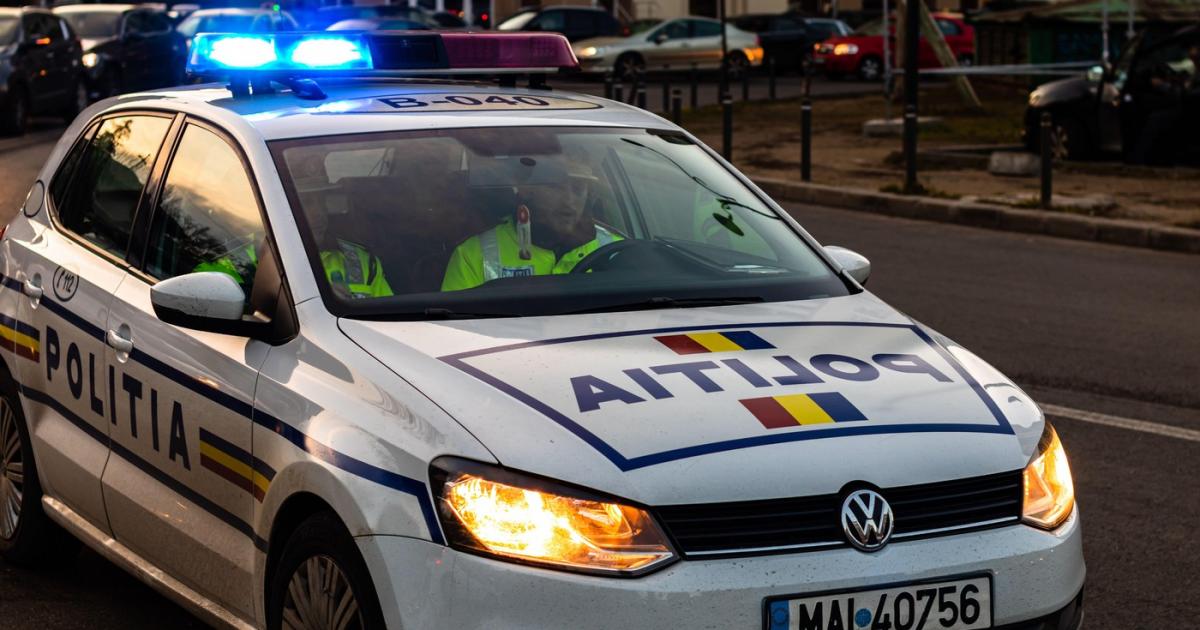 Un bărbat din Peșteana Jiu a fost reținut după ce și-a lăsat fiul minor la volan Un bărbat în vârstă de 39 de ani din localitatea Peșteana Jiu, județul Gorj, a fost reținut de polițiști