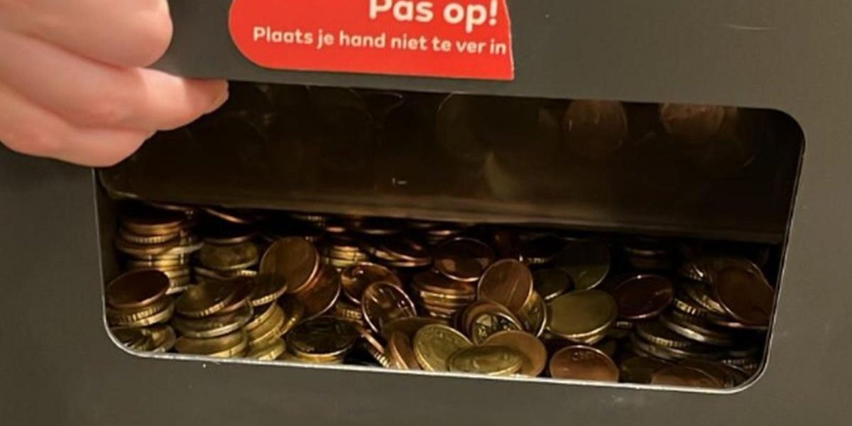 Bancomat din Rotterdam, „scuipat” de bani: Oamenii au stat departe