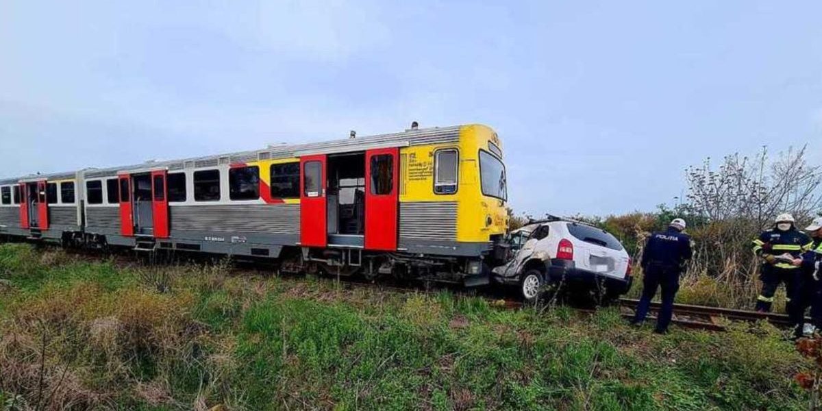 Mașină zdrobită de tren la Timișoara: Ce au descoperit salvatorii