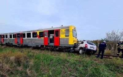 Mașină zdrobită de tren la Timișoara: Ce au descoperit salvatorii