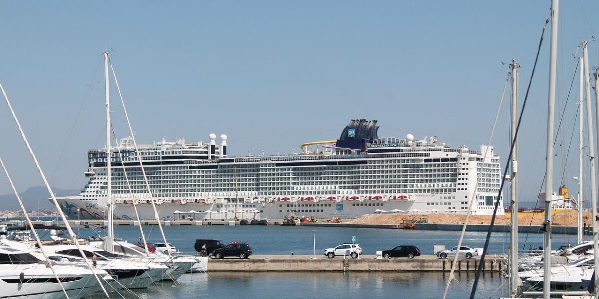 Croazieră în zona de război: Prima navă civilă traversează Ormuz