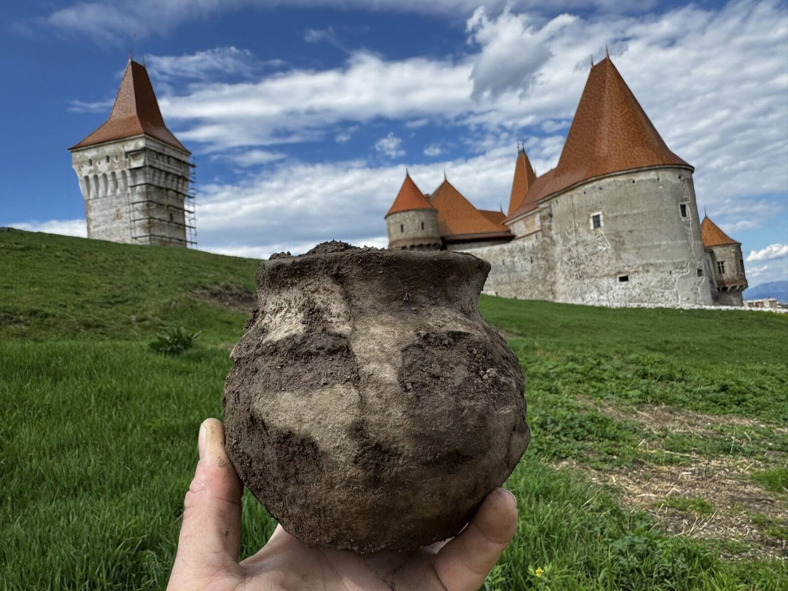 Arheologii, reușită spectaculoasă la Castelul Corvinilor: artefacte vechi de 2.500 ani