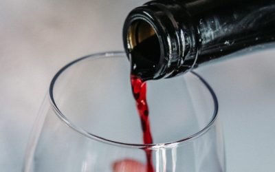 Ce se întâmplă dacă bei vin zilnic? Efecte pe care le simți