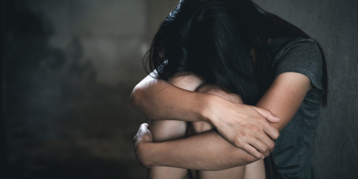 Arad: O fetiță de 7 ani, violată de concubin. Mama, complice, arestați