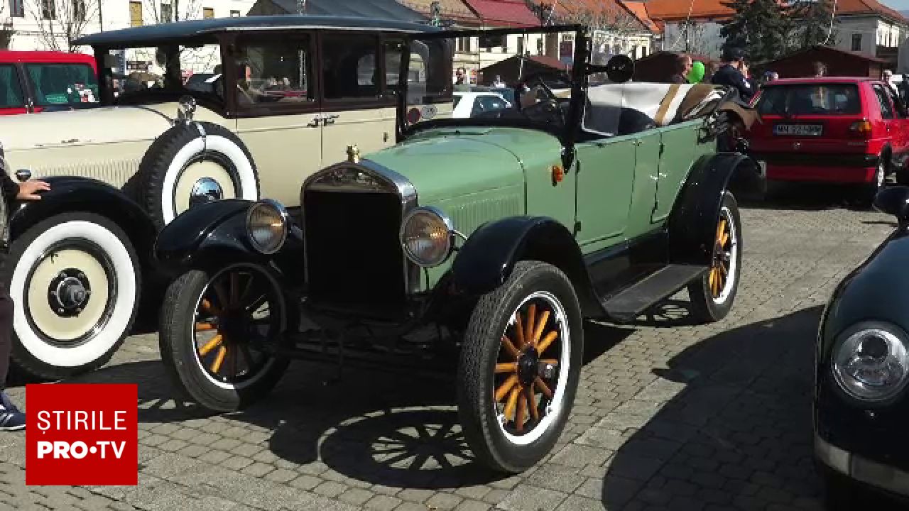 La Baia Mare s-a desfășurat un eveniment inedit pentru pasionații de automobile de epocă: peste o sută de mașini rare, unele nemaivăzute de decenii, au fost scoase la vânzare într-o atmosferă încărcată de miros de benzină și vopsea proaspătă