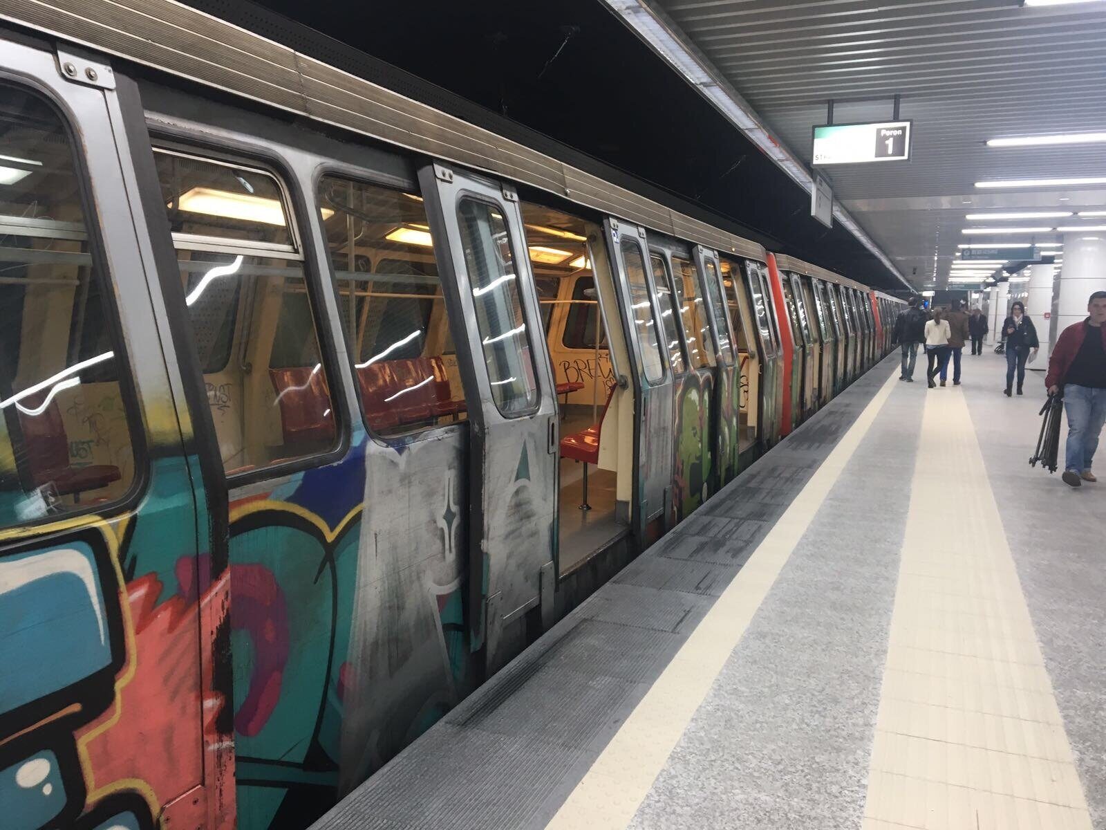 Consiliul de Administrație al METROREX a propus creșterea tarifelor la biletele de metrou, de la 5 la 7 lei, măsură care ar putea intra în vigoare de la 1 mai