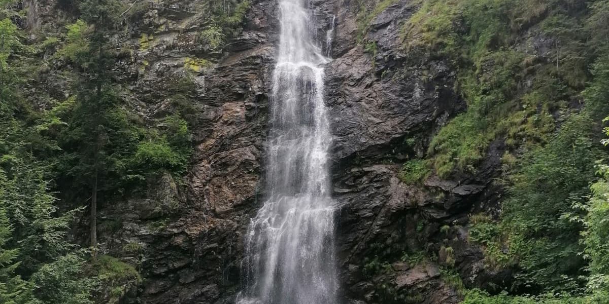 Weekendul aceasta, pentru cei dornici de o evadare din aglomerația urbană, o destinație din România promite o experiență de neuitat: Mălaia, o bijuterie ascunsă în județul Vâlcea